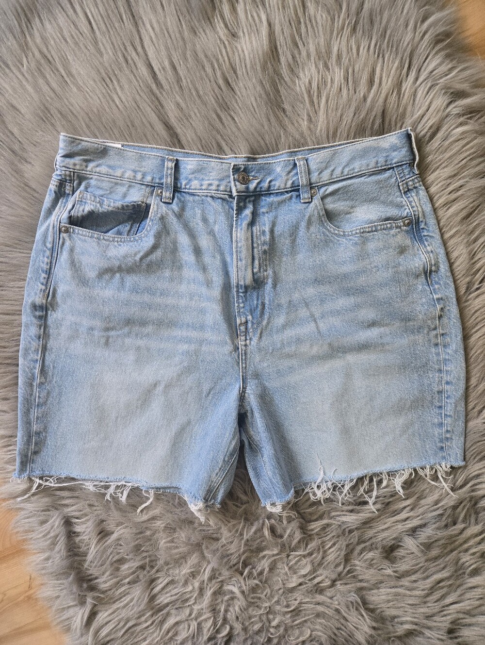 American Eagle Mom Light Wash Cut Off Shorts